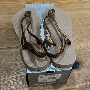 Havaianas Luna T Strap Sandals in Gold, size 6 / 35